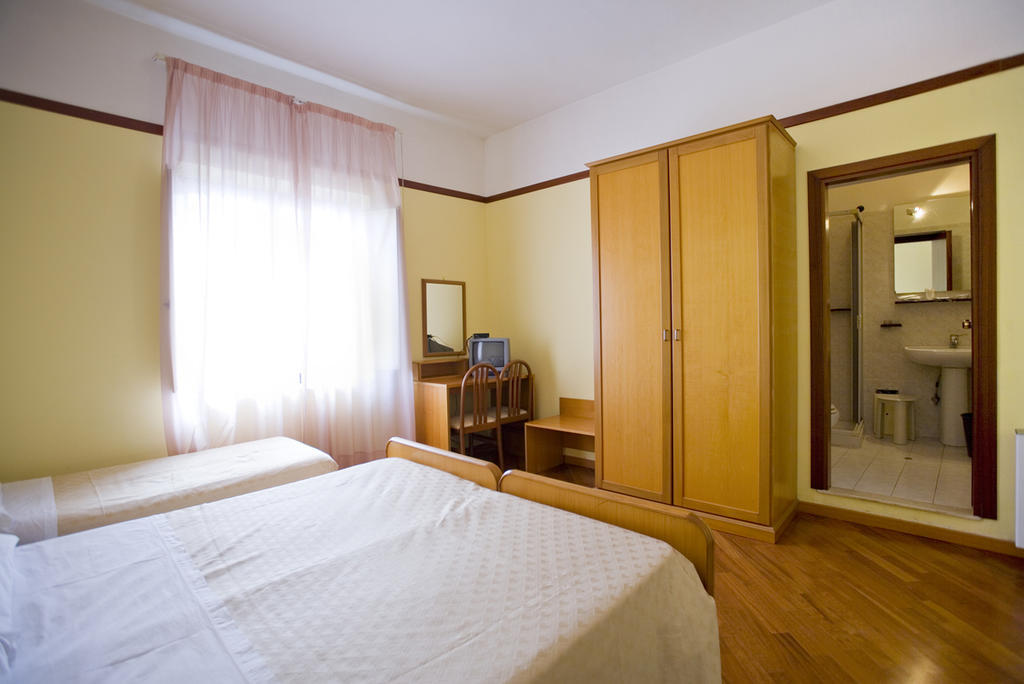 Hotel Vittoria Sapri Rum bild