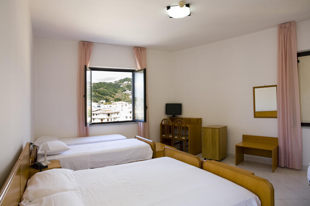Hotel Vittoria Sapri Rum bild