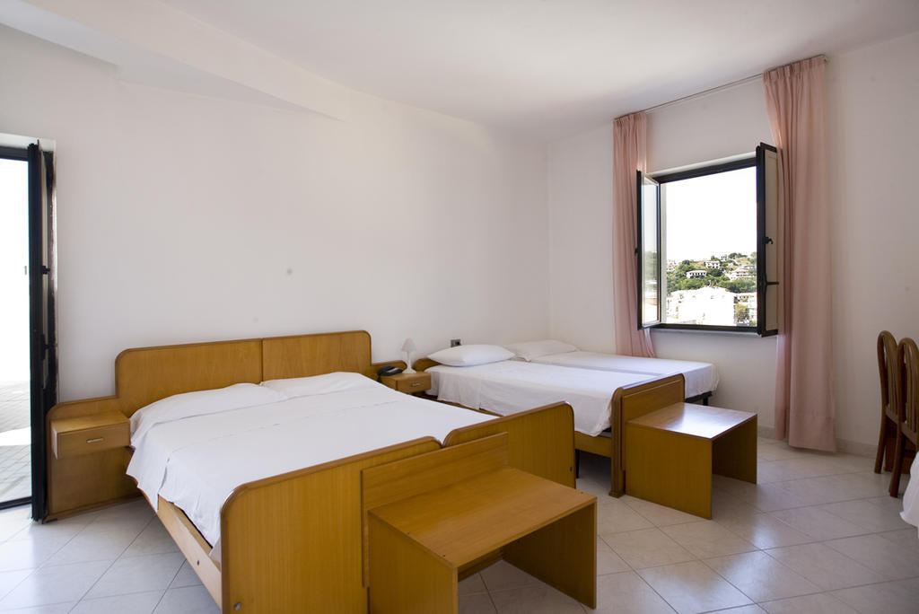 Hotel Vittoria Sapri Rum bild
