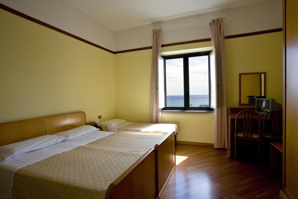 Hotel Vittoria Sapri Rum bild