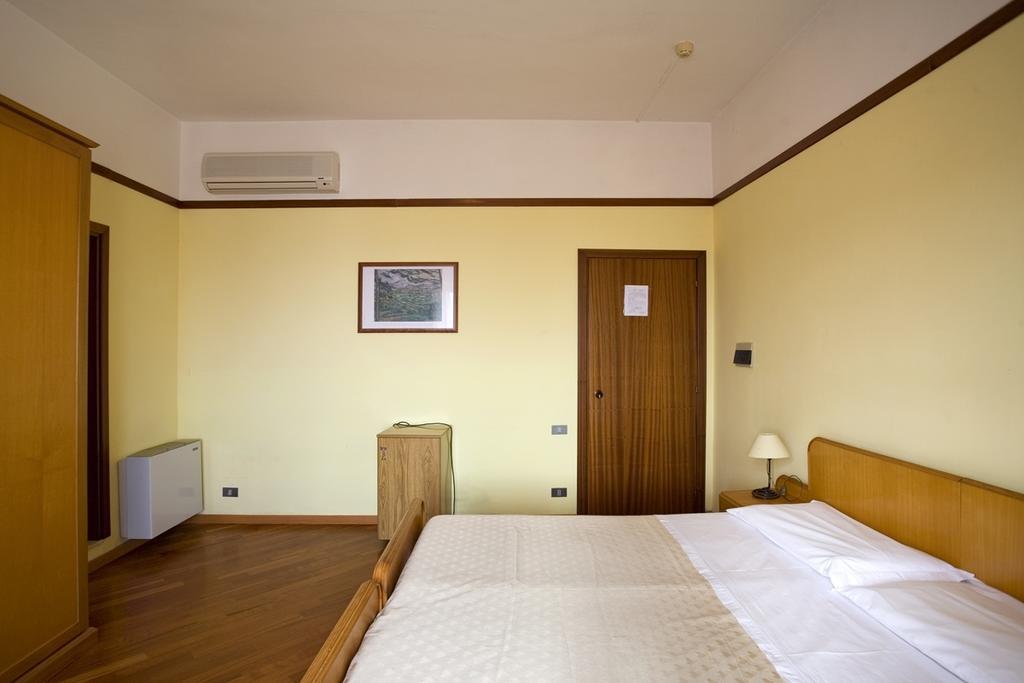 Hotel Vittoria Sapri Rum bild